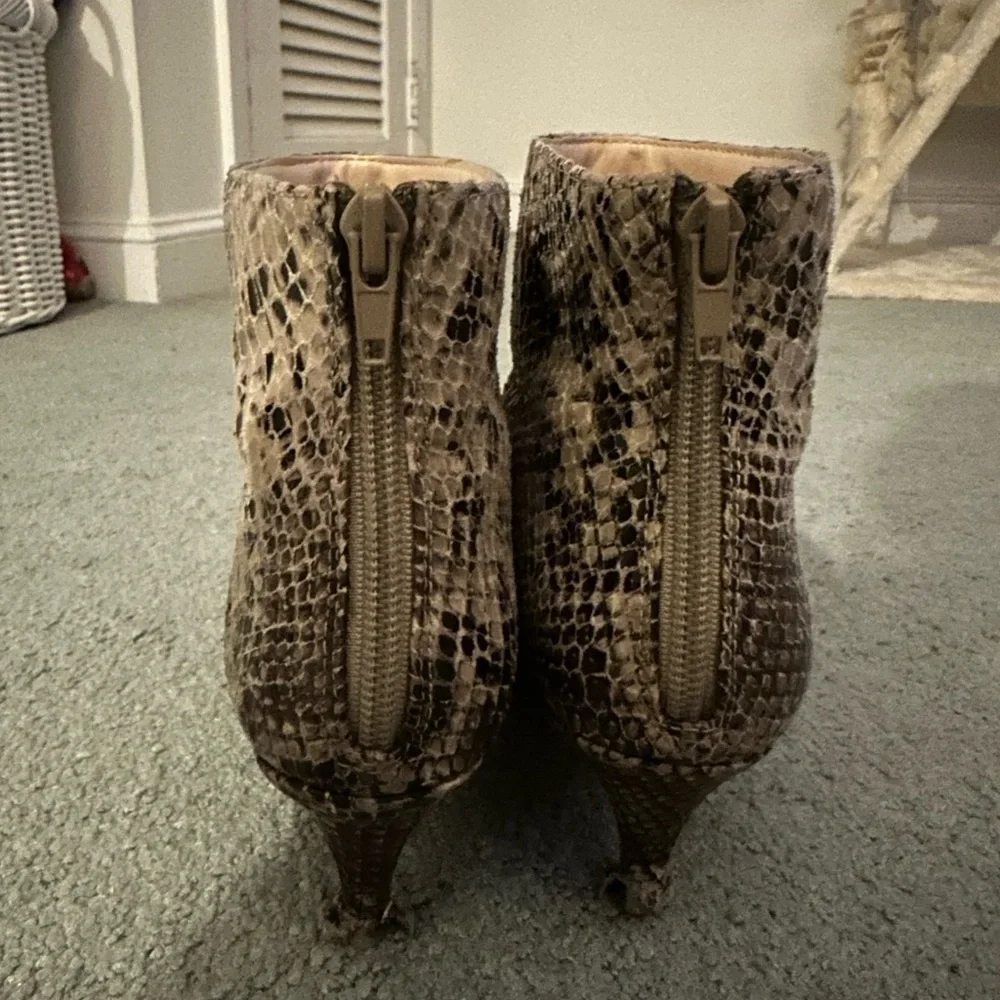 Urban outfitters size 7 snakeskin kitten heel booties - Picture 4 of 7